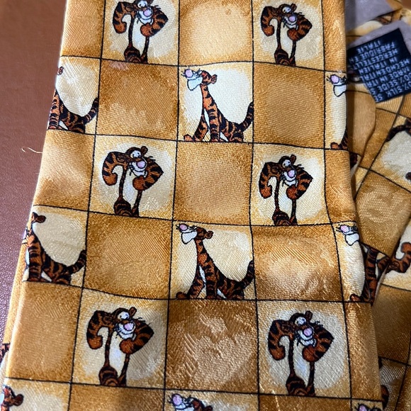 SET OF 3 DISNEY 100% SILK TIES- TIGGER AND POOH-TIE RACK QND EXQUISITE APPAREL - Picture 4 of 12